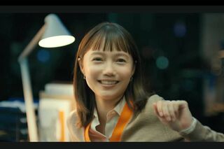 マクドナルド「月見シリーズ」のCMに出演する宮崎あおい（マクドナルド公式YouTubeより）