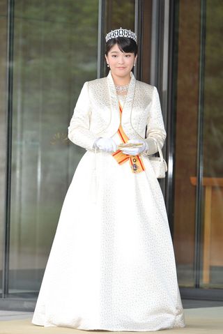 「正装」で二十歳のお誕生日を。ティアラに勲章、ローブデコルテ姿で、両陛下へ成年になられた報告を（’11年10月）