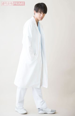 2018年5月29日号より未掲載カット。『ブラックペアン』（TBS系）では医療に熱い思いを持つ1年目の研修医・世良雅志役を熱演。ナレーションも担当した。「自分に異名をつけるなら？」の質問にこんな答えを。「“ポジティブおばけ”とか？（笑）　普段からポジティブでいようと心がけているから、周りからもそう思われている気がします」