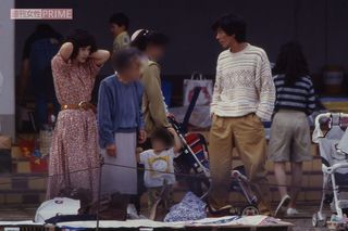 1990年10月、子どもの運動会に参加した明石家さんまと大竹しのぶ