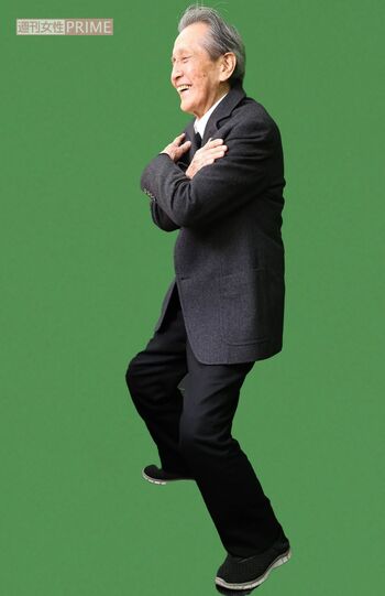 取材時に、認知症対策のための体操を実践してくれた山本さん。ハードな動作もキビキビとこなし、真摯に向き合っている様子がうかがえた　撮影／近藤陽介