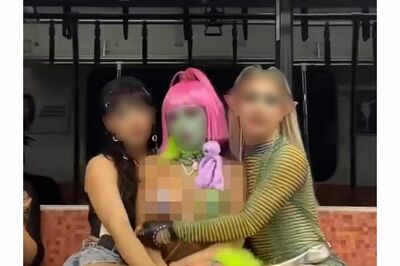 “上半身ニップレス”状態でJR中央線に乗った“宇宙人”インフルエンサーが物議!専門家は「露出行為は迷惑…