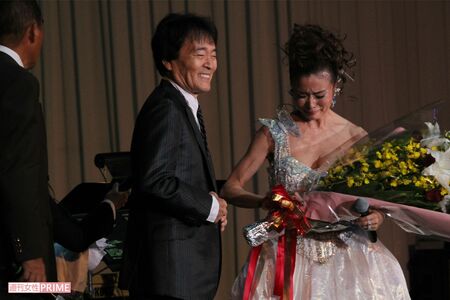 2010年、芸能生活40周年記念パーティーを開いた小柳ルミ子とゲストの平尾昌晃さん