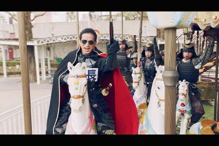 2023年3月より関西地区にてオンエア中の新CM『その時メリーゴーラウンドが動いた』篇。甲冑を着た園長がメリーゴーラウンドに乗り「就任10周年特別呼称　園長（そのなが）」と叫ぶ。園長（そのなが）、あるドラマで岡田が演じている役柄と重なる気が……