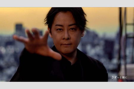 日本テクノ（株）CMに出演した河村隆一（同社公式サイトの動画より）