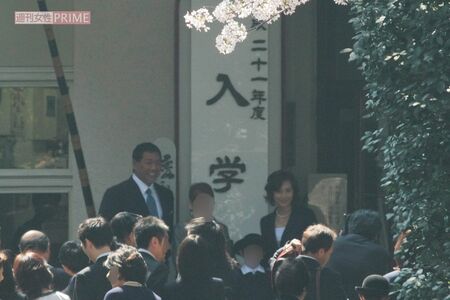 2009年4月、長男の慶應幼稚舎入学式に出席した清原和博氏と元妻の亜希