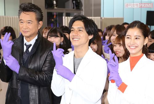 ドラマ『トレース』の制作発表会見に登壇した、左から船越英一郎、錦戸亮、新木優子。全員で“トレースポーズ”を決めての撮影となった