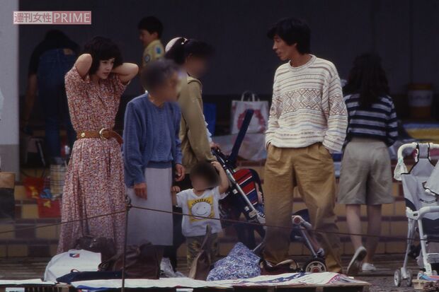 1990年10月、子どもの運動会に参加した明石家さんまと大竹しのぶ