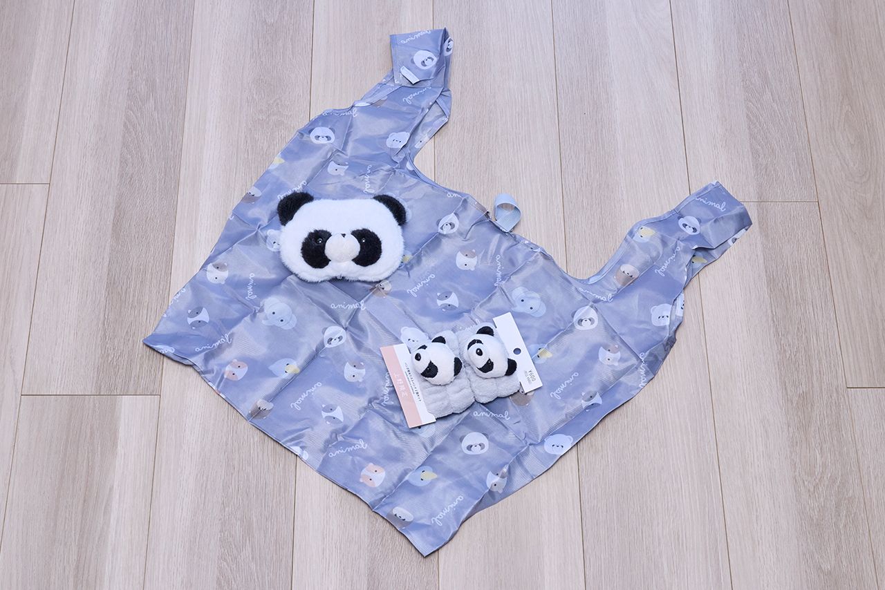 「パンダ吸水リストバンド」（660円）と「上野アニマルフェイスエコバッグ」（1100円）