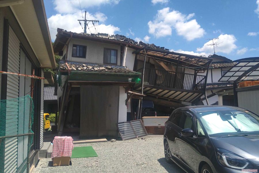 半壊した住宅