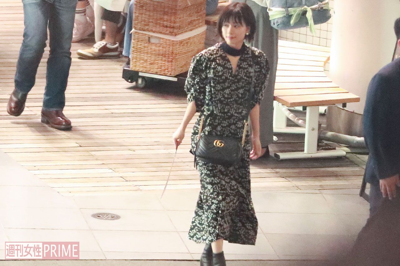 グッチのショルダーバッグをアクセントに使った芳根京子