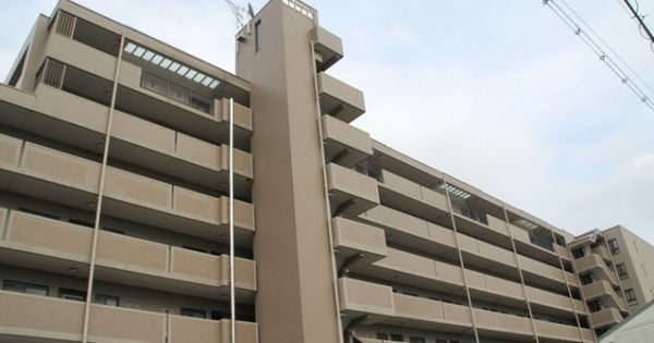 A子さんが飛び降りたマンション。登校時に友達と待ち合わせをしていた場所でもあった