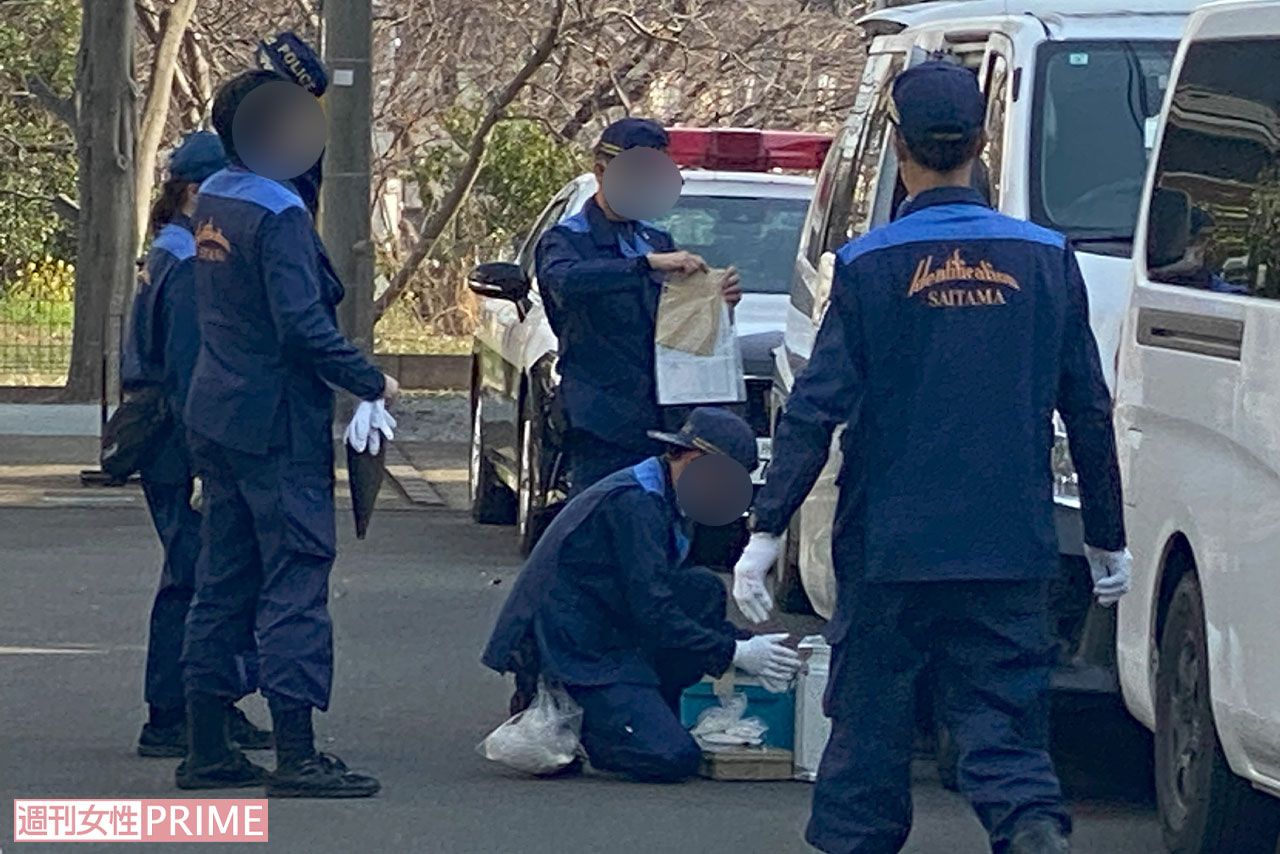 2025年3月下旬、埼玉・新座市で起きた母親の殺害事件で、現場となった住宅から出てきた捜査員たち