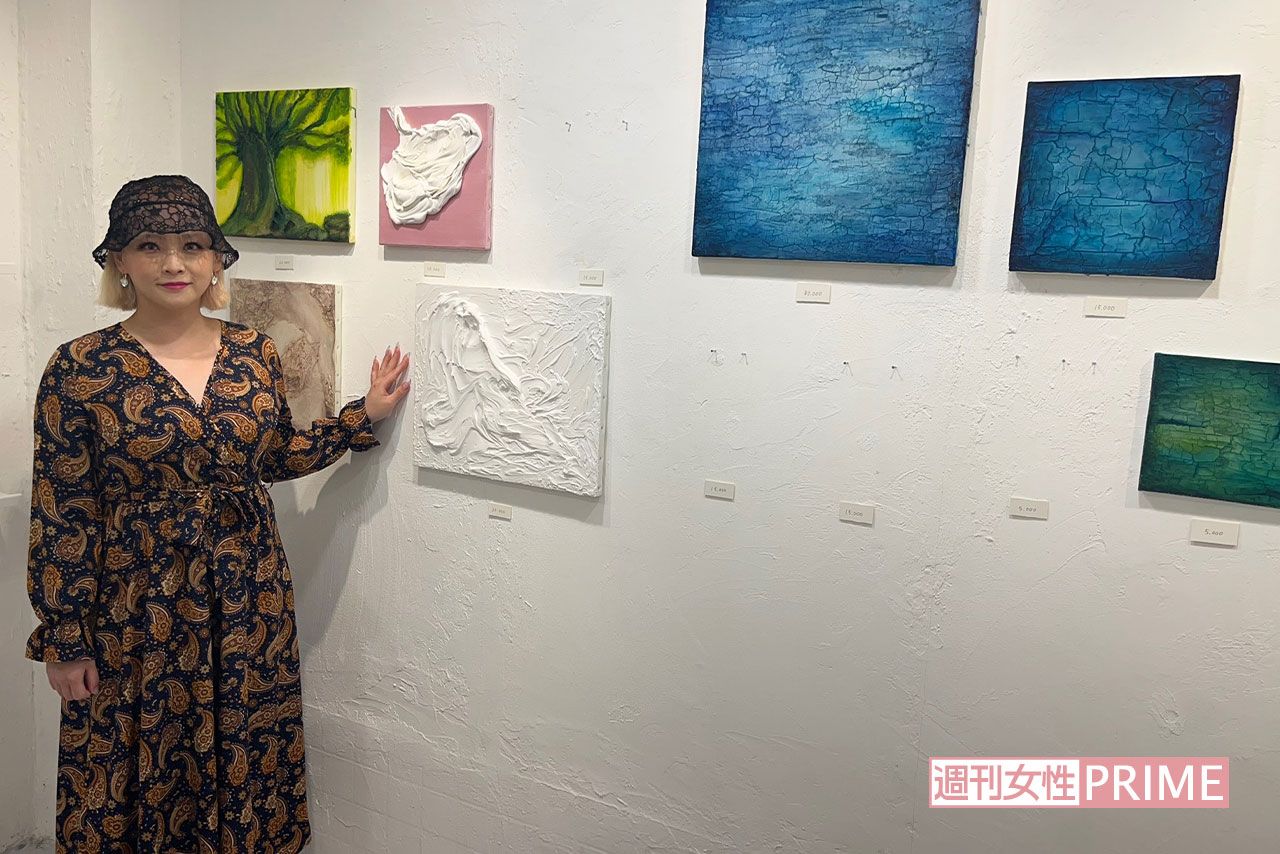 個展会場での大谷。白い絵の具が隆起した絵は、大好きな“カフェラテ”をイメージしたもの