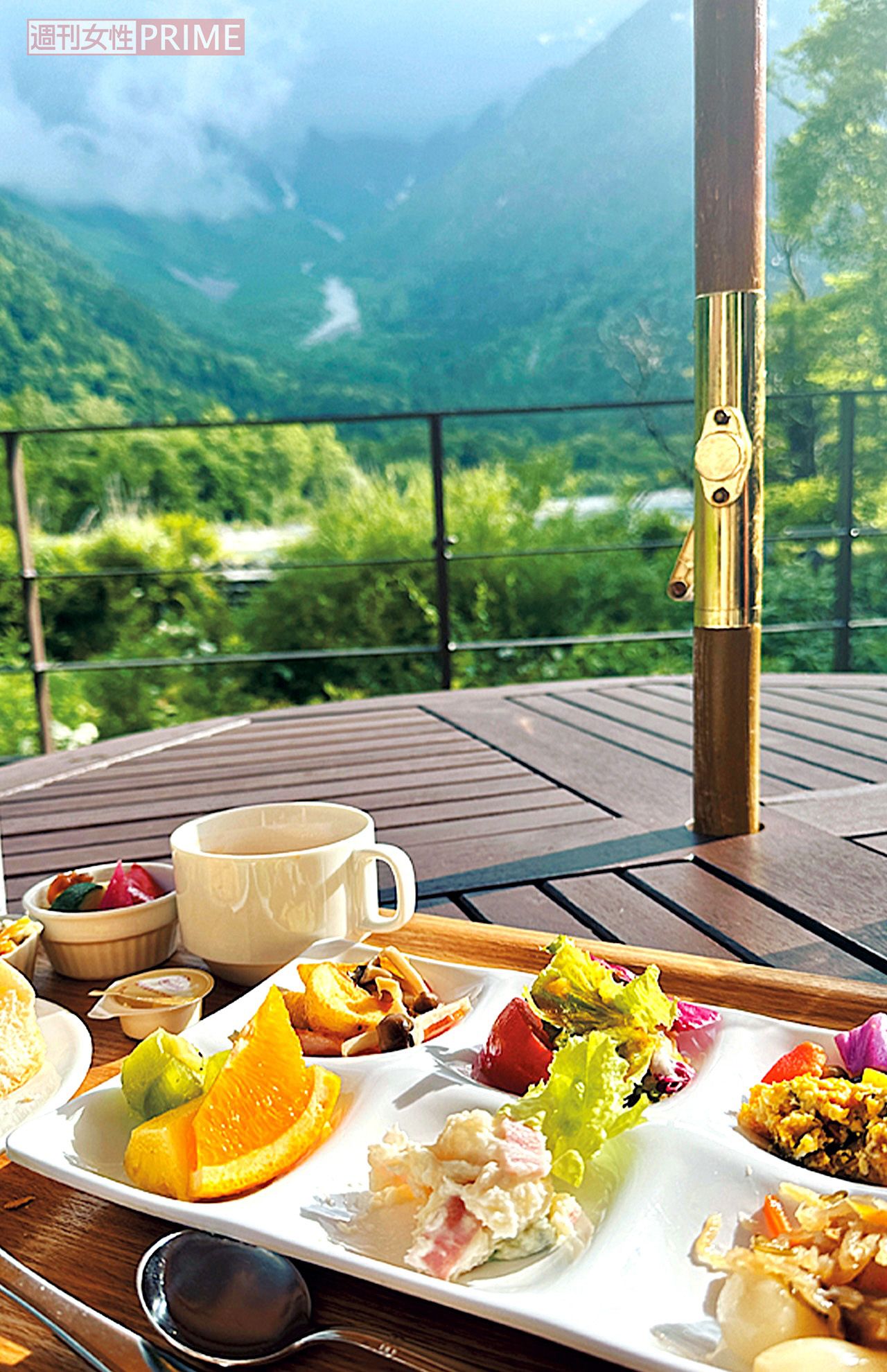 上高地ホテル白樺荘の朝食ビュッフェ　『60代 大人旅の愉しみと工夫』（主婦と生活社）より