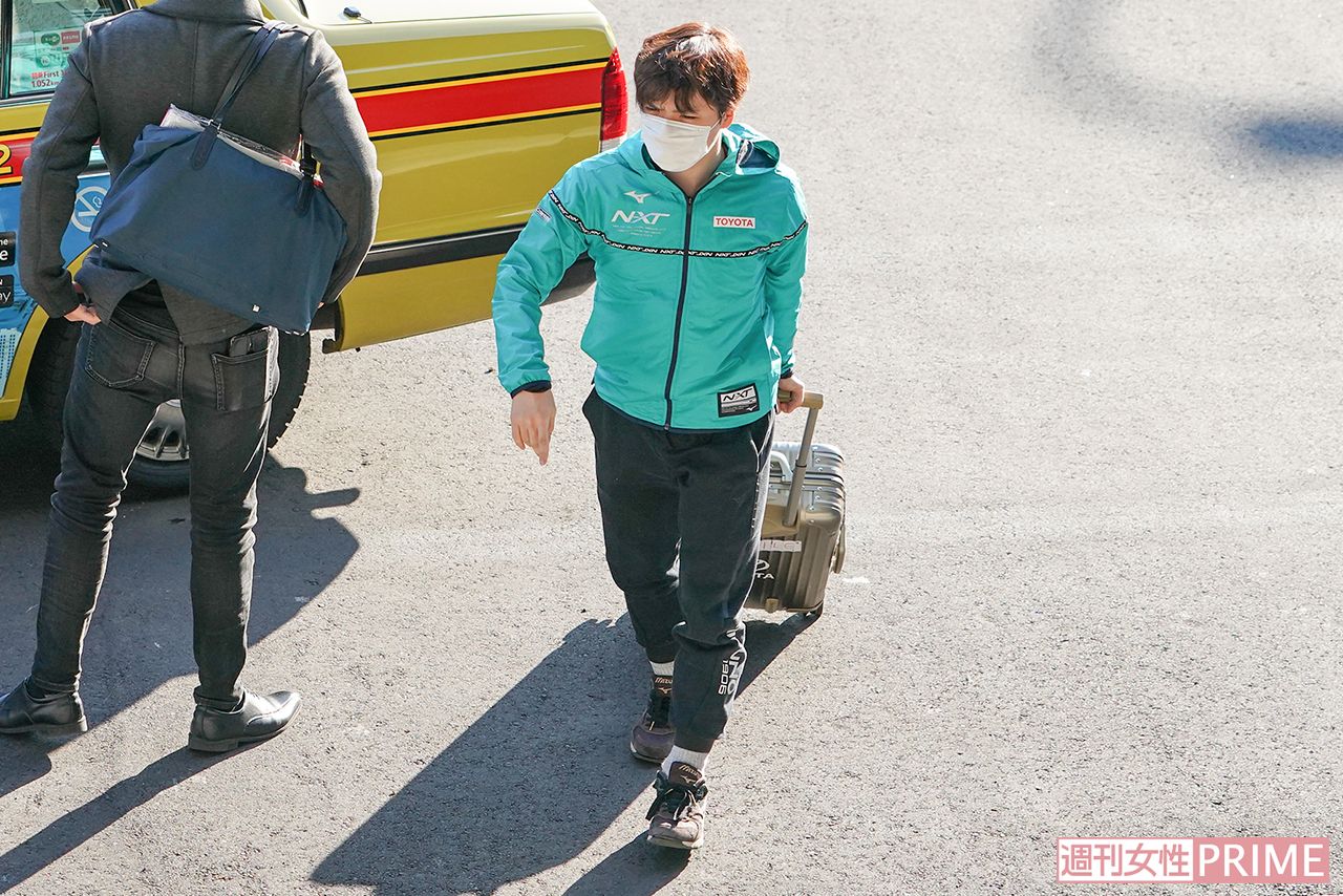 マスク姿で会場に来たショーマ。目元には眠そうな気配も♪　撮影／坂本清