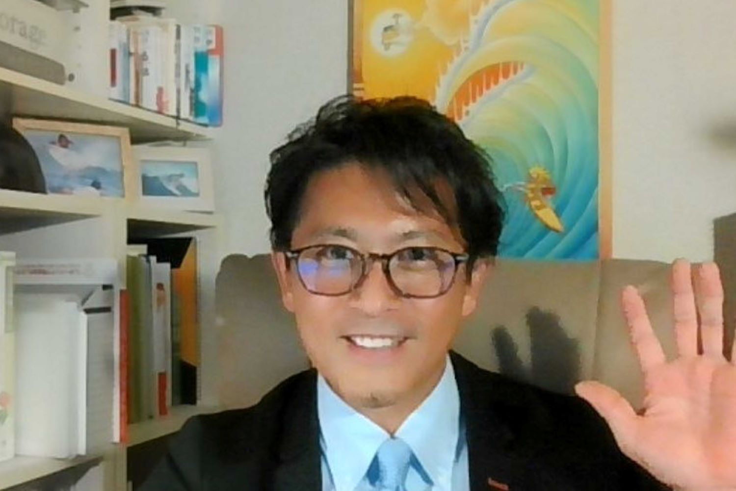 講演会の日は、メガネをかけてパリッとしたスーツでキメている（山口達也のXより）