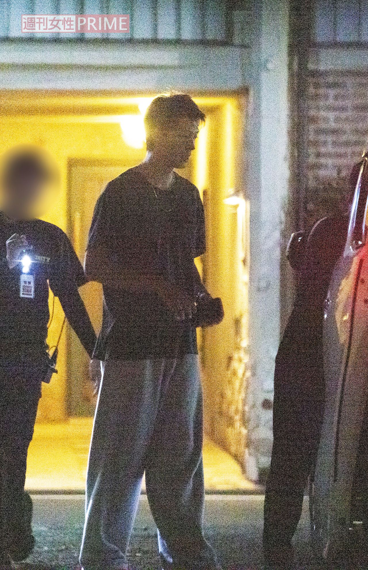 2025年8月中旬の夜10時、撮影を終え、私服に着替えて帰路につく竹内涼真