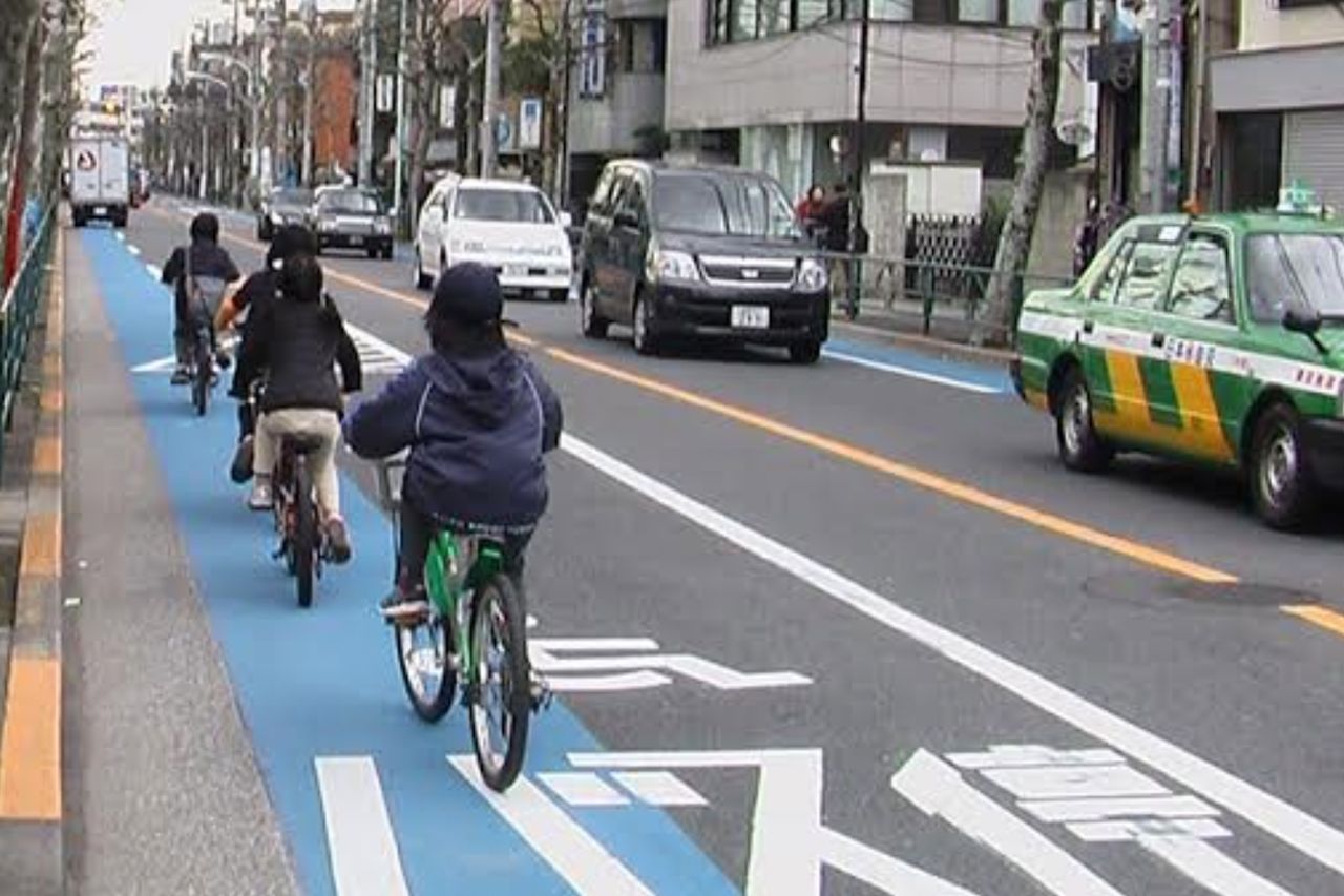 自転車専用レーンの色を変えたり矢羽根マークをつけた道路整備が進む