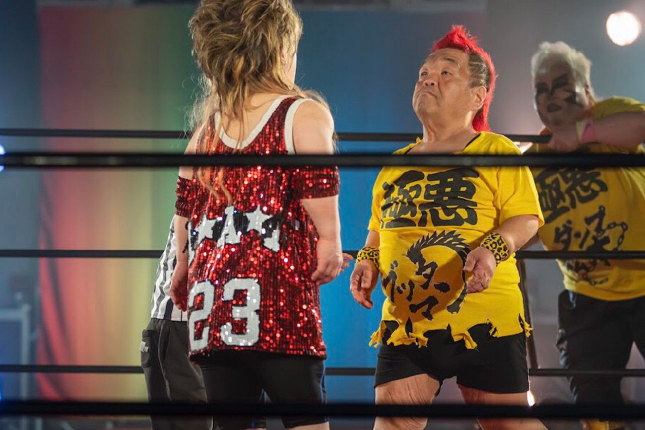 間合いを取り合うプリティ太田とミスター・ブッダマン