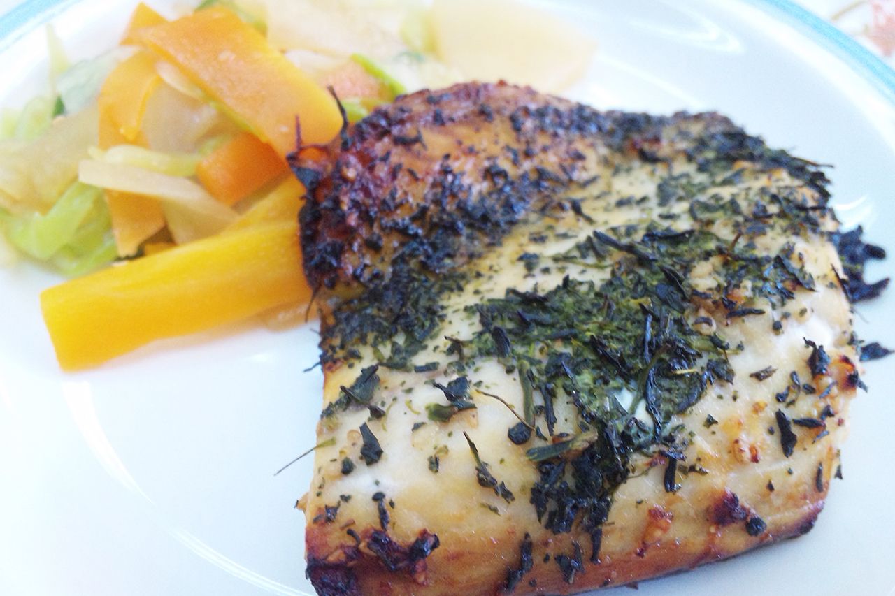 【さばの香ばしお茶葉焼き】特製のお茶だれにさばを漬け込み、お茶の葉をふりかけて焼き上げた。「子どもたちは完食です」