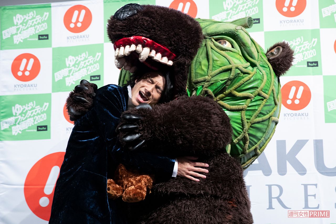 メロン熊から30歳誕生日の祝福を受ける山田裕貴（'20年）