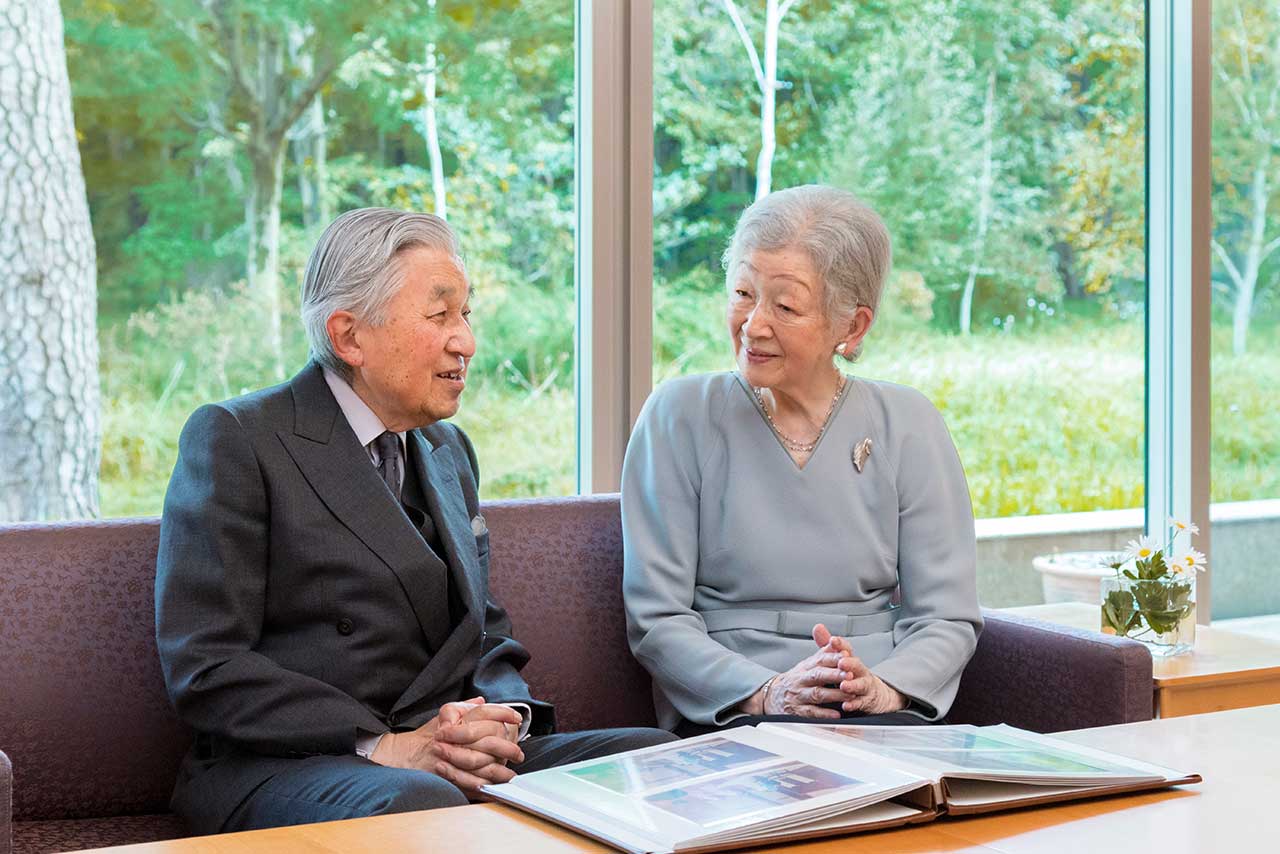 美智子さま、85歳のお誕生日（2019年10月20日）に発表された上皇さまとのご近影