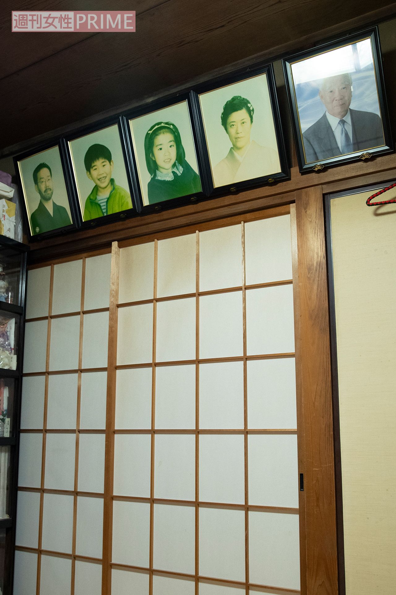 節子さん宅には4人の遺影と夫・良行さん（享年84）の遺影が飾られている
