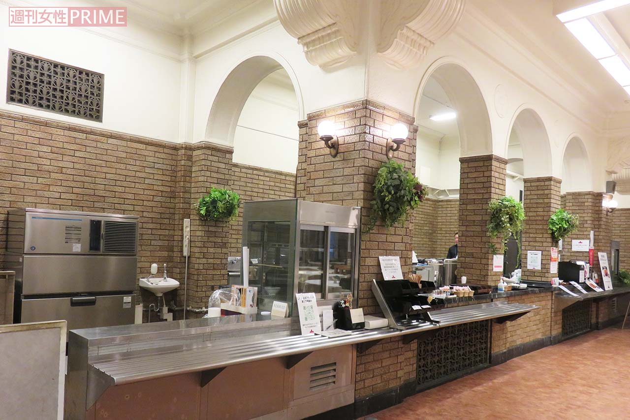 暖色系の照明を効果的に使用した国会中央食堂の内装