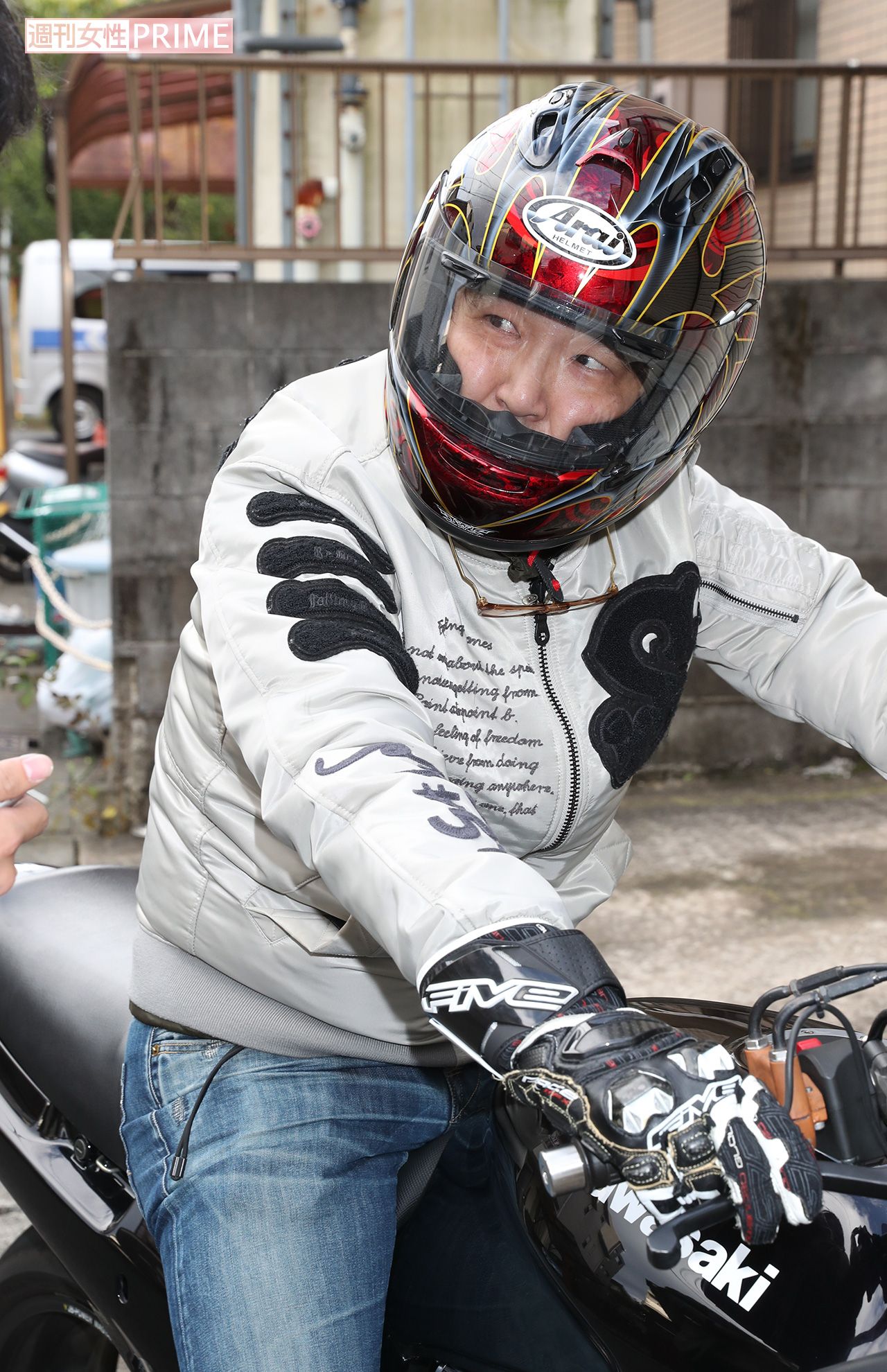 直撃取材に対し藤島氏は終始、ヘルメットをはずすことはなかった