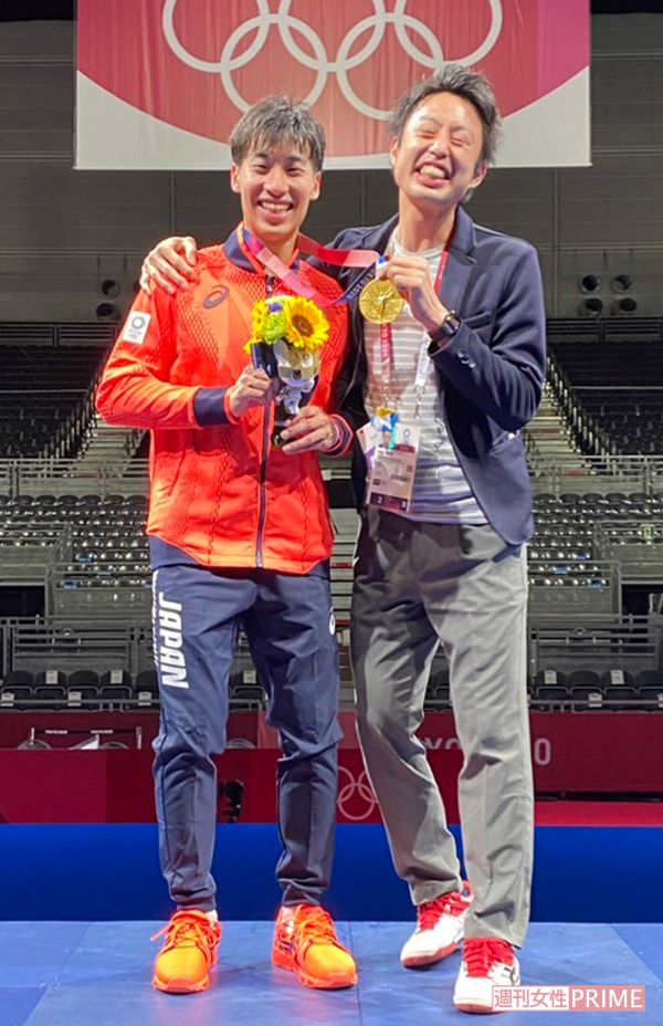 東京五輪でも団体で金を獲得した加納虹輝と記念撮影する冨田さん（右）（冨田さん提供）