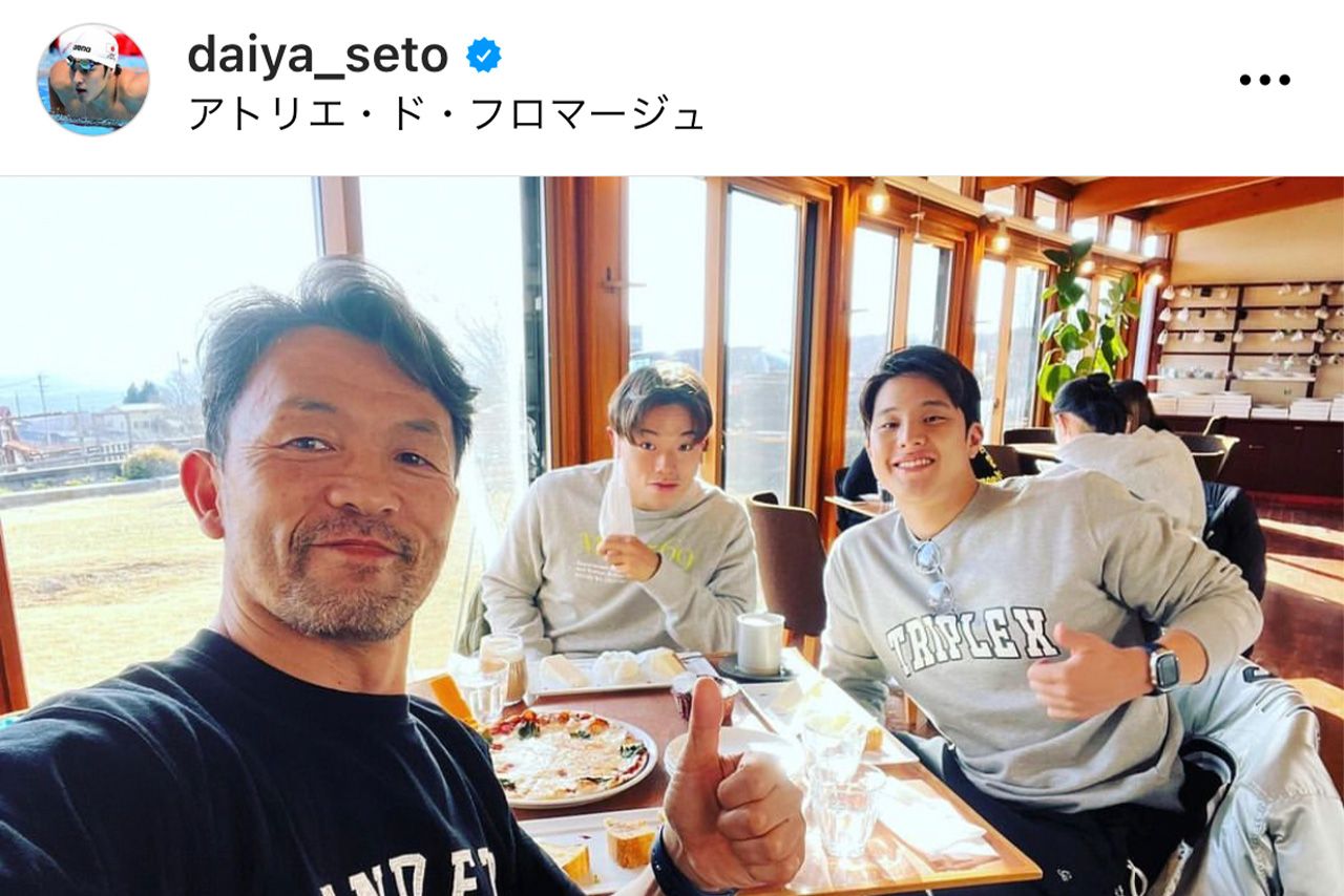 加藤健志コーチ（左）、東海大水泳部選手（中）とチーズ専門店を訪問（瀬戸大也のインスタグラムより）