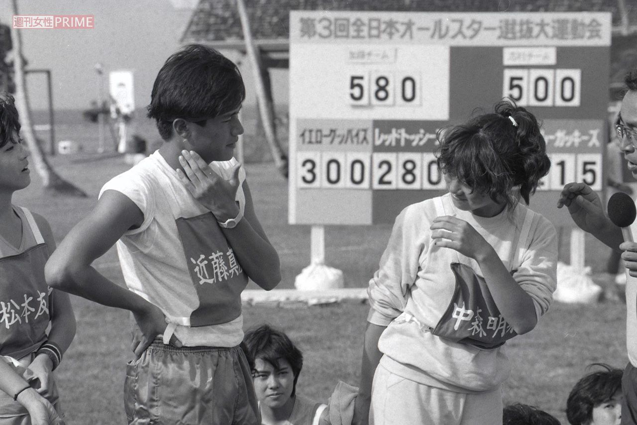 '85年、グアム島で行われたスポーツ番組で、交際していた近藤真彦と見つめ合う明菜