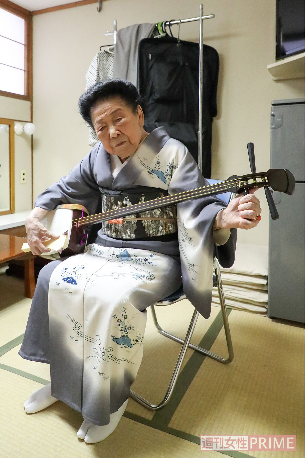 楽屋での桂子さん。80年を超える三味線歴でも本番前のリハーサルを欠かさない（'17年）　撮影／佐藤靖彦