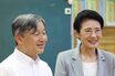《被災地・熊本ご訪問》「くまモンさんのバッジですね？」天皇陛下、雅子さまが“胸元”に付けた思いと被災者を勇気づけた“腰をかがめた”交流
