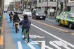 自転車専用レーンの色を変えたり矢羽根マークをつけた道路整備が進む