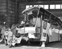 命を守る座席選択、窓が割れやすい観光バスは通路側が◎