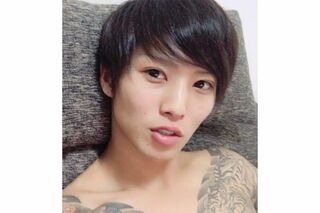 両腕のタトゥーを見せる宮本一馬容疑者（本人のSNSより）