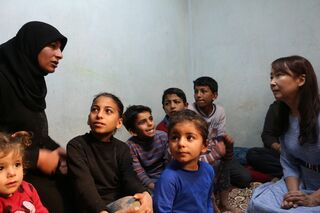 6人の子どもを連れて、5か月前にトルコへ避難してきたという女性。病気の父親が働けないため、12歳と13歳の息子たちが、週10ドル程度の給料を稼ぎ家計を支えている