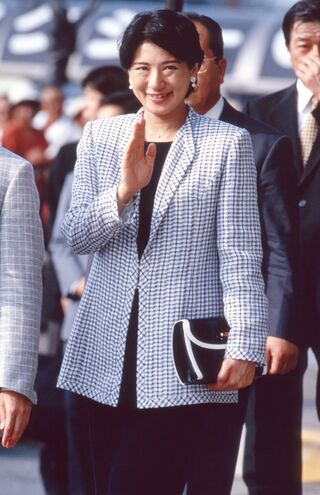 愛子さまをご妊娠中は、お腹周りをカバーするマタニティの装いの雅子さま。平成13（2001）年8月