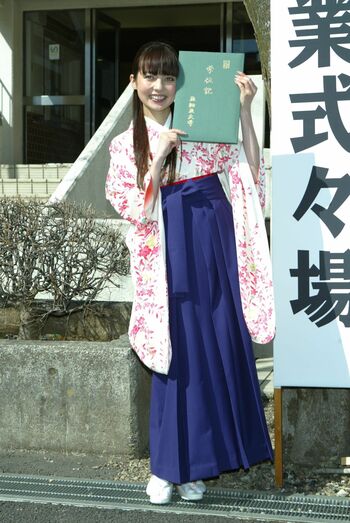 大学の卒業式で記念写真を撮るベッキー（'06年）