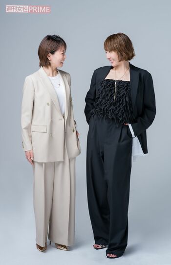 写真左から礼真琴、柚希礼音　撮影／廣瀬靖士　ヘアメイク／板倉タクマ（ヌーデ）（礼）、三島裕枝（株式会社資生堂）（柚希）スタイリスト／細見佳代（礼）、間山雄紀（M0）（柚希）　撮影協力／PROPSNOW、BACKGROUNDSFACTORY