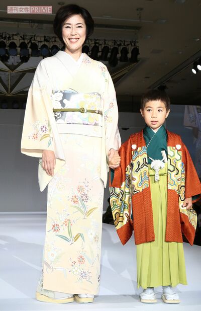 寺島しのぶと、パリコレ経験もある息子の眞秀くん