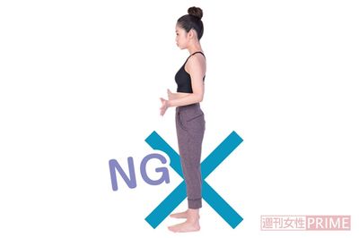 【NG】首を前に突き出さない。アゴ下を伸ばすようにしっかり上を向くこと。　撮影／森モーリー鷹博　モデル／辛島菜摘