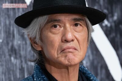 佐藤浩市、永瀬正敏主演映画『箱男』でまさかの死体役ロケをキャッチ!海岸で寝そべって40分の仕事後に帰っ…