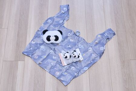 「パンダ吸水リストバンド」（660円）と「上野アニマルフェイスエコバッグ」（1100円）