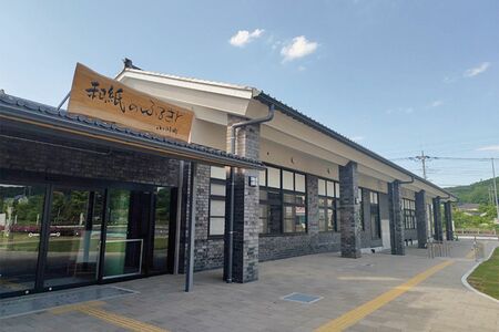 「伝統工芸施設」には、紙すき体験だけでなく、和紙の歴史が学べる展示室も