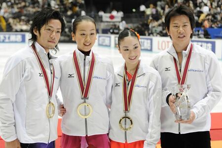 '08年『ジャパンオープン』で、（左から）高橋大輔、浅田真央、中野友加里との日本チームで優勝した本田武史　写真/共同通信社