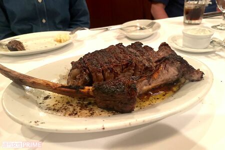 骨付き肉がとってもおいしかったです　撮影／加藤綾菜