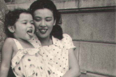 辺見マリが4、5歳のころの写真で母に抱えられて。